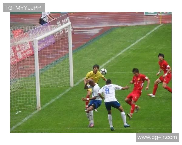 足球巨星神操作花式射门精彩瞬间足球直入篮筐引发球迷热议